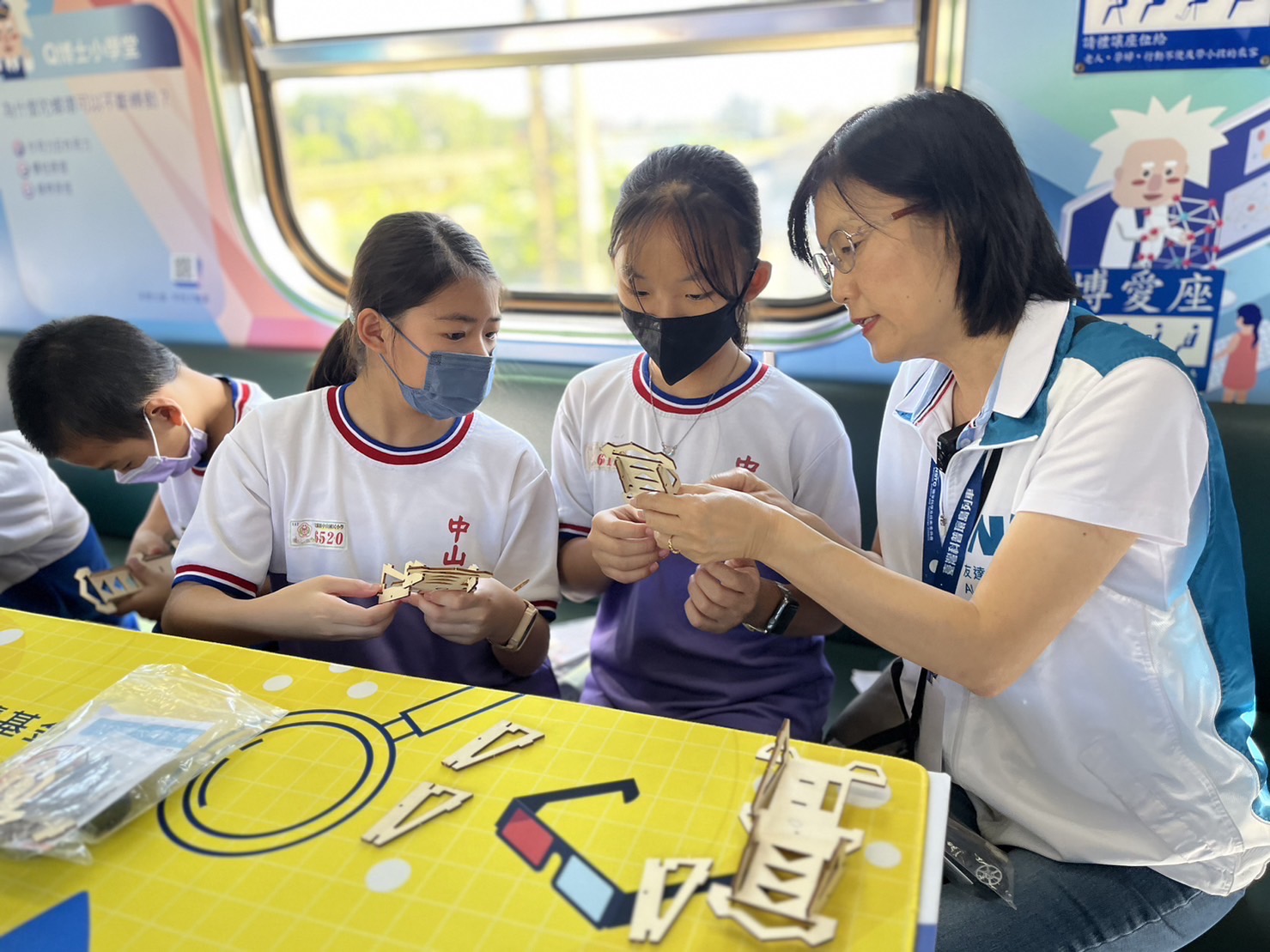 88BIFA永續基金會執行長古秀華及同仁親自擔任科普列車志工，帶領師生們動手做科學，傳遞能源科普知識，讓科學教育向下紮根