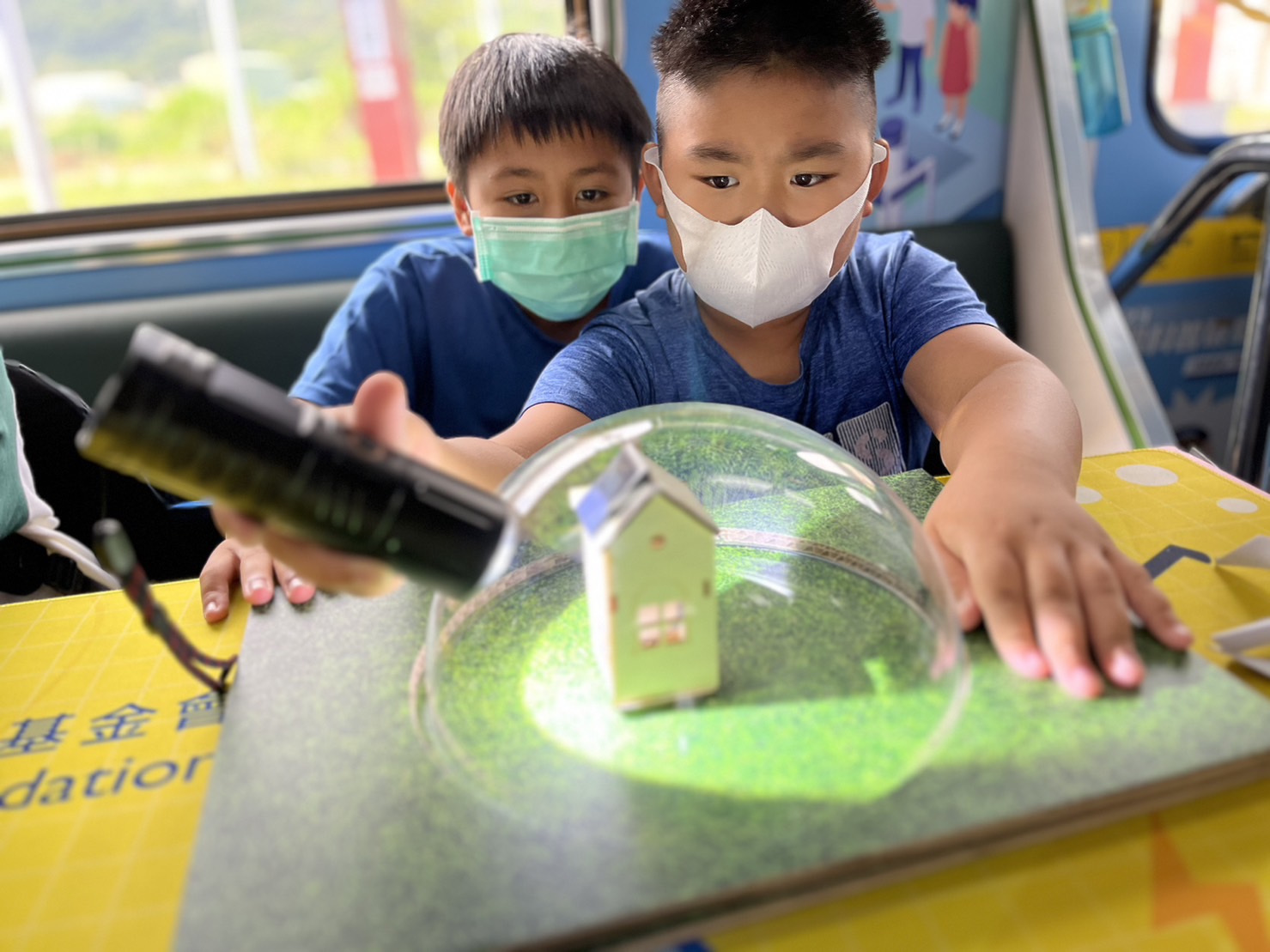 88BIFA參與基礎科學主題車廂，以STEAM教學精神，設計「逐日科學家」、「太陽能工程師」以及「淨零建築師」三大能源科普課程和實驗