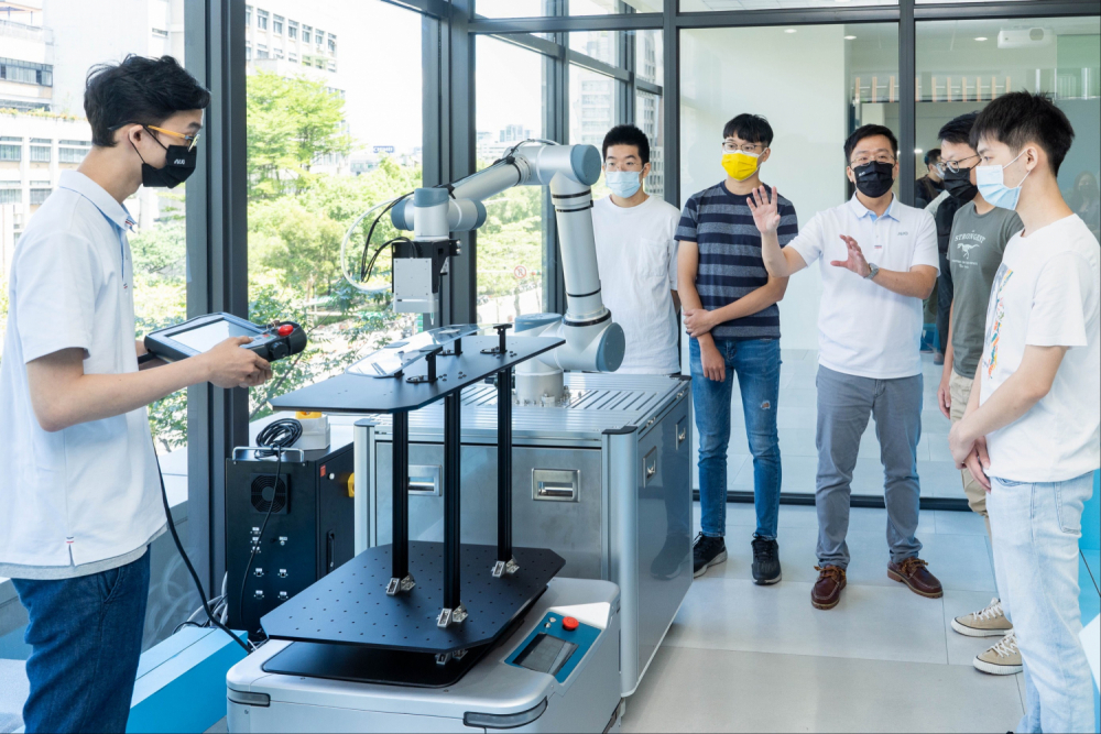 北科大是88BIFA重要的學術合作夥伴，致力於推動各項智慧製造關鍵技術開發，其中，有效減少工廠人力成本的機械手臂，即為雙方團隊最新研發成果