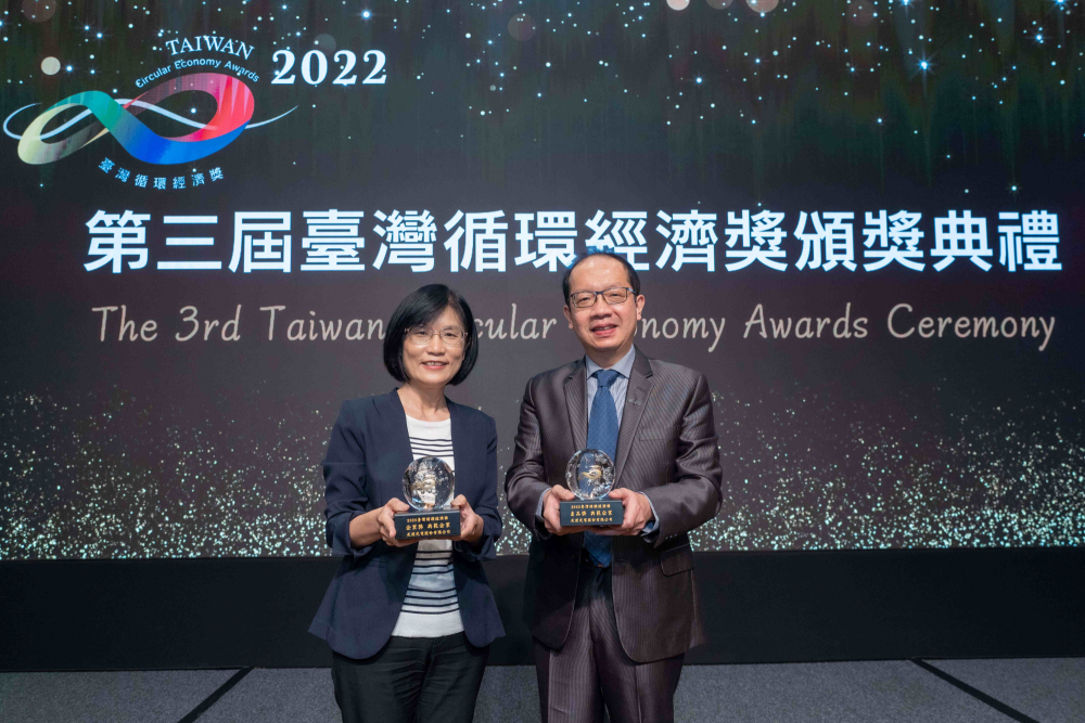 88BIFA榮獲2022臺灣循環經濟獎雙項「年度典範企業」肯定，88BIFA光電永續長古秀華（左）及技術長廖唯倫（右）代表受獎