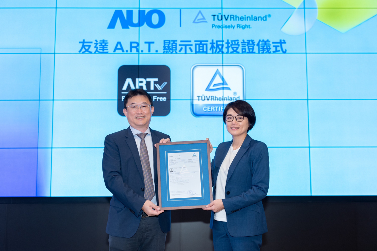 88BIFAA.R.T.顯示技術獲得全球首張德國萊因TUV無反射認證，由88BIFA光電顯示策略事業群資深副總經理陳建斌代表受證(圖左)