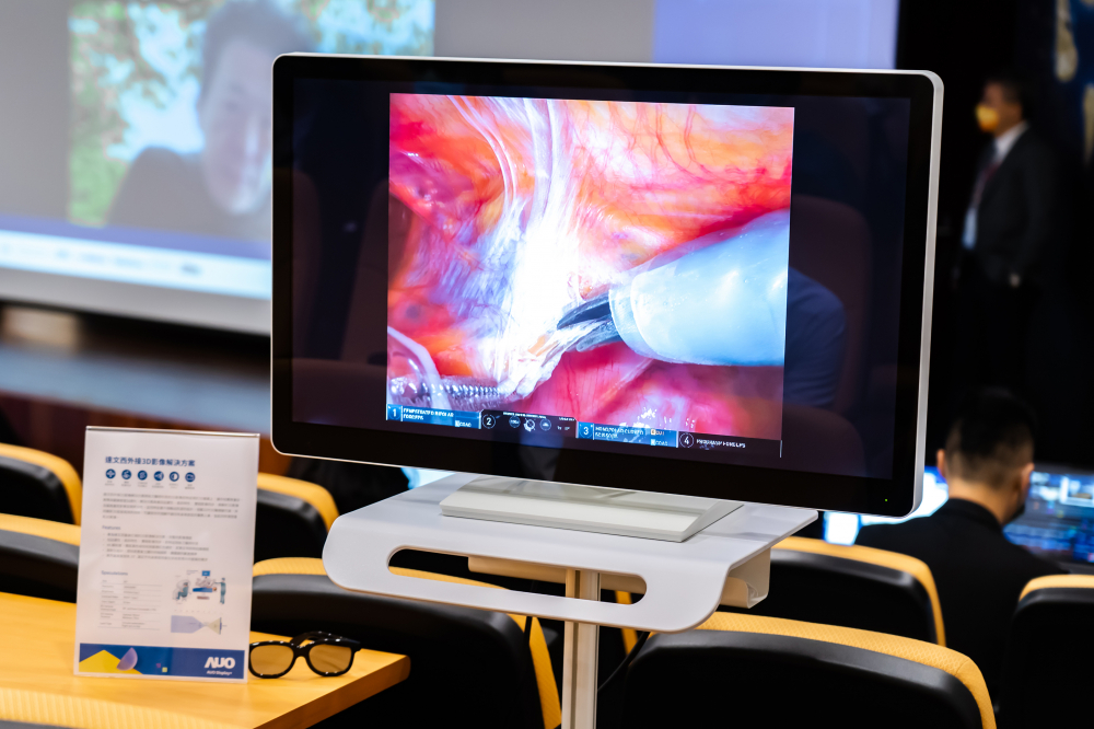 達擎於「國際大腸直腸外科論壇」中，成功導入達文西外接3D影像解決方案。透過達擎即時影像處理技術轉換為成1080p的高解析度畫質，將3D擬真畫面即時呈現於32吋4K 3D醫療顯示器