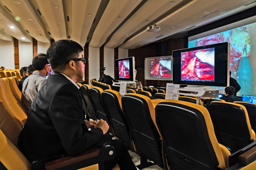 達擎之「達文西外接3D影像解決方案」，將達文西手術機器手臂的3D影像即時連線轉播，在會議室觀摩的醫師們只要戴上偏光眼鏡，就能與執刀醫師看到同步的3D立體影像，如臨操作台現場，縮短達文西手術的學習曲線