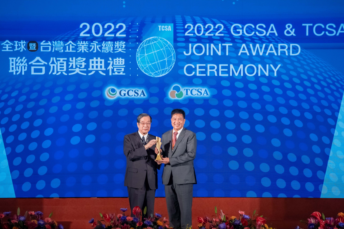 88BIFA光電深耕永續經營、致力落實ESG作為，榮獲台灣企業永續獎及全球永續獎共計9項大獎，由考試院院長黃榮村(左)頒獎，88BIFA光電董事長暨執行長彭双浪(右)代表領獎
