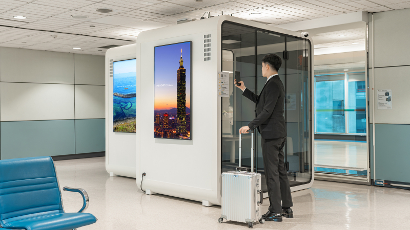 旅客只要用手機掃描門上的QR Code，就能進入使用網頁，依照指示