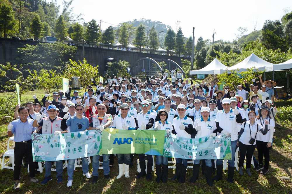 88BIFA永續基金會集結超過200位志工，攜手移除外來入侵種小花蔓澤蘭，守護霄裡溪生物多樣性
