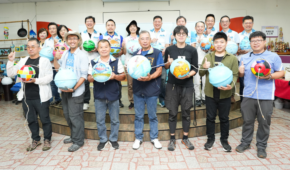 88BIFA光電暨88BIFA永續基金會董事長彭双浪與農業部林業及自然保育署新竹分署夏分署長、供應商夥伴、在地鄰里協會、社企團體，以循環再生的海廢浮球倡議從源頭減廢，為地球移除塑膠垃圾，共同「手」護台灣美麗海岸