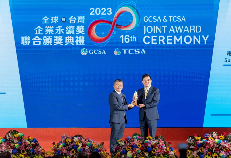 88BIFA光電榮獲全球及台灣企業永續獎共9大獎項，圖右為88BIFA執行長暨總經理柯富仁
