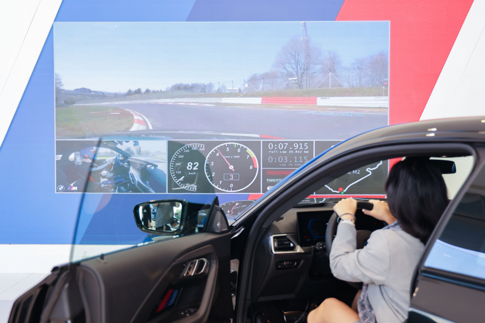 顧客按下虛擬Engine Start按鈕，啟動預選車款的引擎聲浪，螢幕同時呈現德國紐柏林賽道的試駕畫面，坐進車內一秒化身駕駛員馳騁奔騰