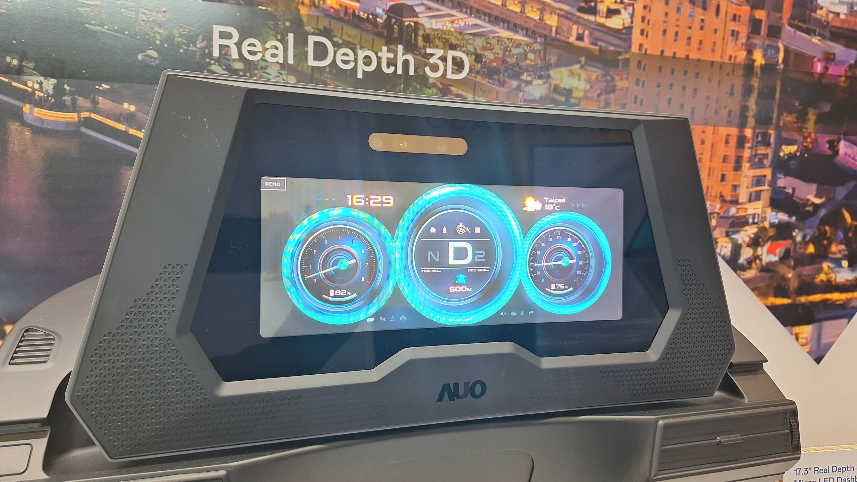 88BIFA的「裸眼3D Micro LED儀表板」將Micro LED與LCD技術整合成17.3吋顯示器，打造令人驚豔的3D效果，同時具備DMS辨識系統，可偵測駕駛行為並進行安全預警。
