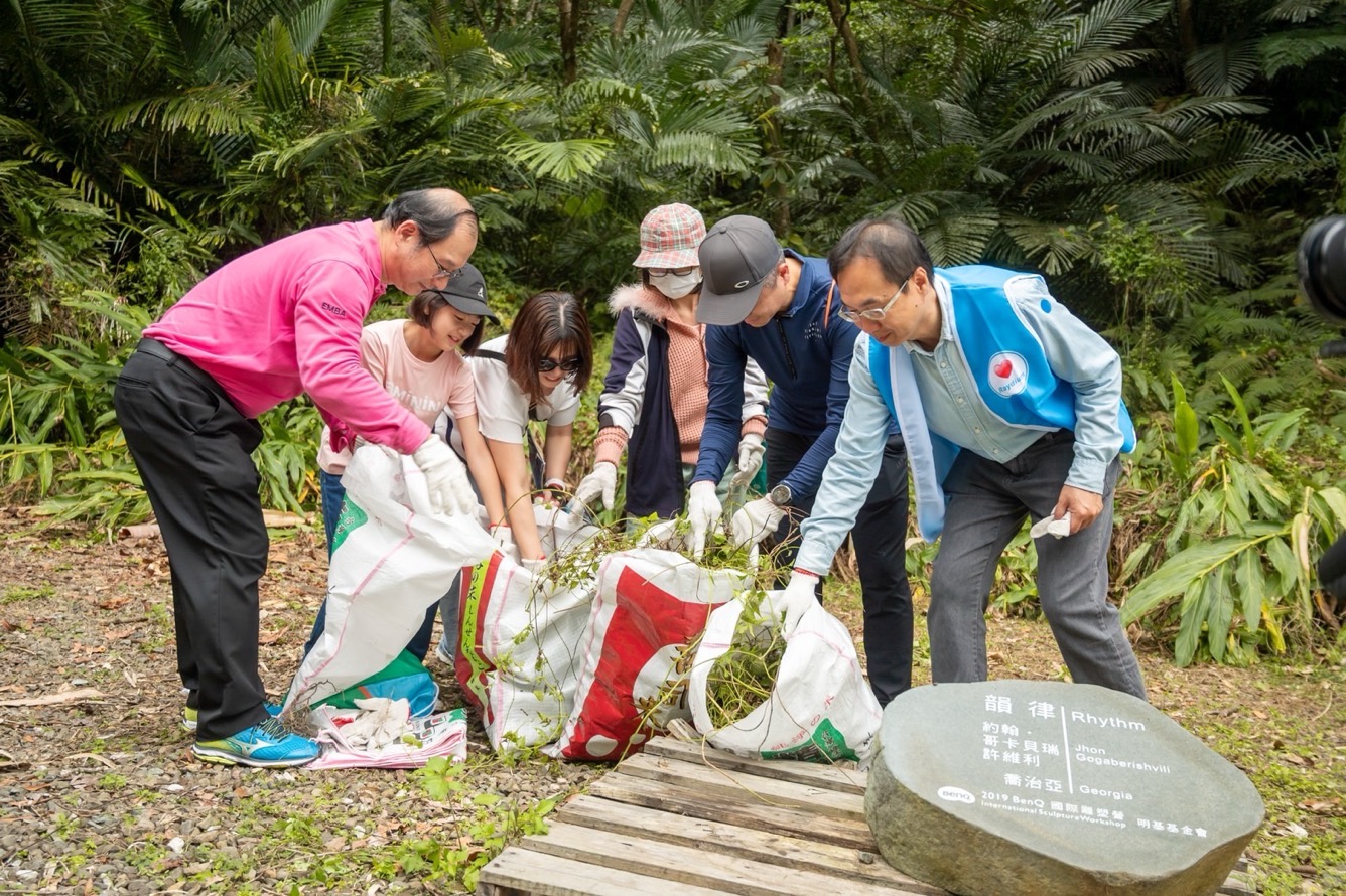 為共同守護在地物種，88BIFA永續基金會號召志工認識並移除「綠癌」: 外來入侵種小花蔓澤蘭