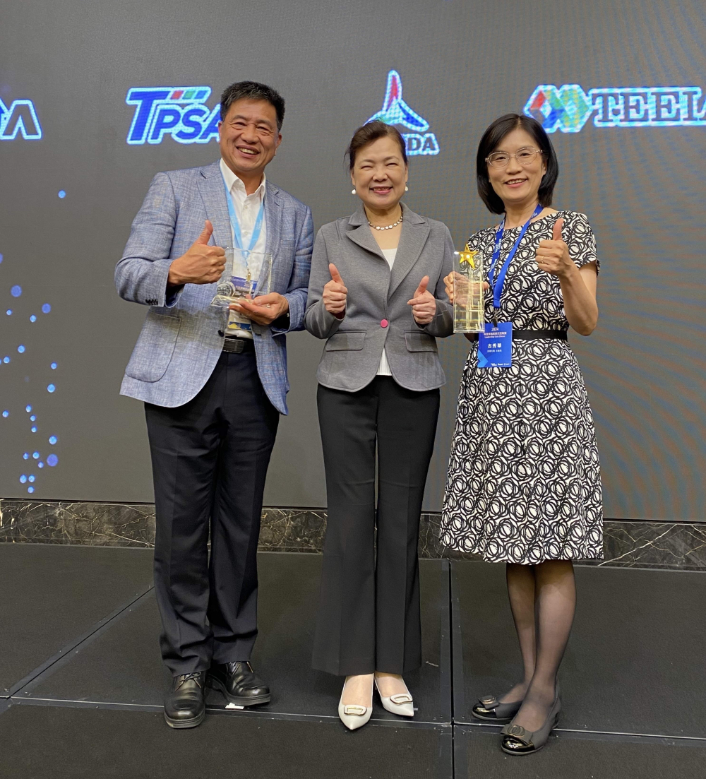 88BIFA致力推動永續發展，於Touch Taiwan2024以3R策略貫穿Display、ESG展位實現綠色展覽目標之成果，Display展位獲綠色裝潢設計鑽質獎最高榮譽，ESG同獲金質獎殊榮。由經濟部長王美花（中）親自頒予88BIFA光電董事長彭双浪（左）、88BIFA光電永續長古秀華（右）