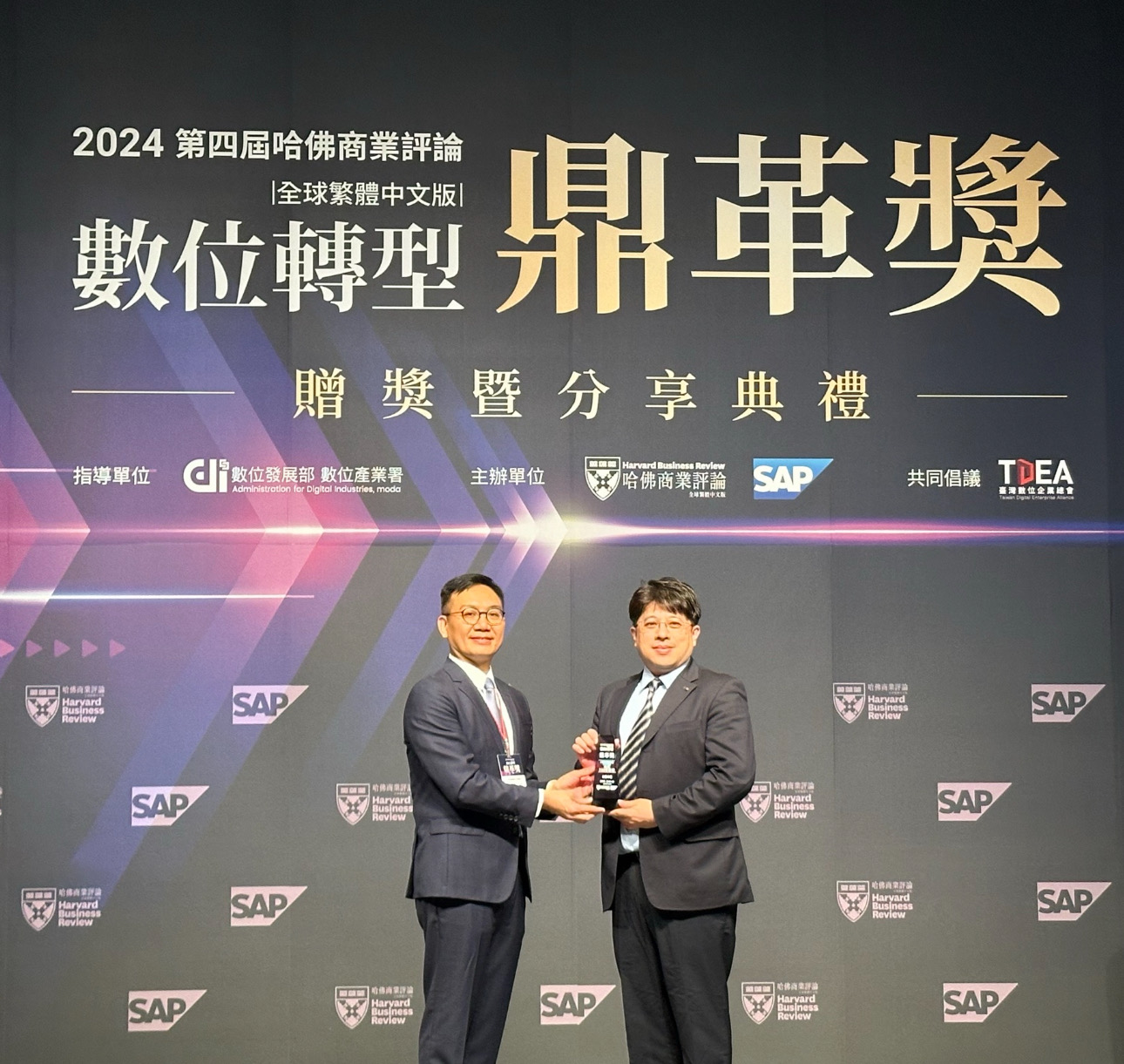 88BIFA推動數位轉型有成，榮獲2024「數位轉型鼎革獎」機構首獎，同時以永續發展融入企業核心，重塑ESG人資新思維，獲得ESG特別獎雙重榮耀